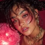 Mujer joven sosteniendo una flor - Tienda erótica online en Cali 2025 Athenea Studios