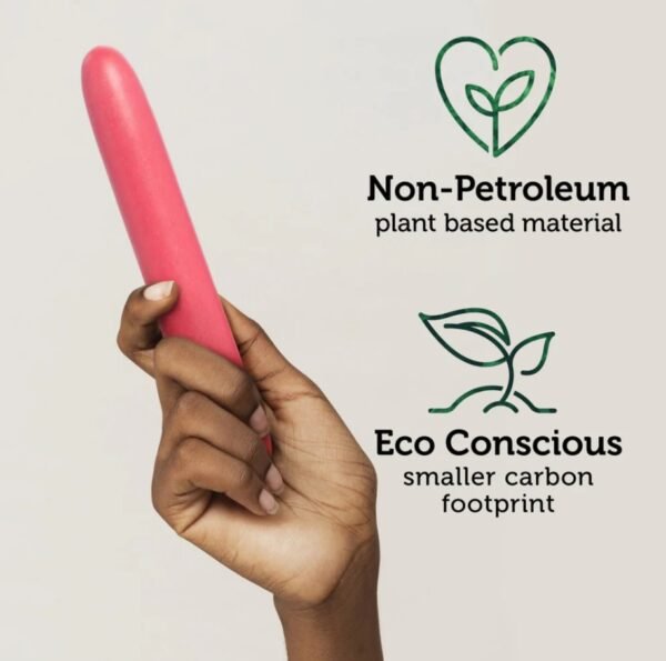 bala-vibradora-gaia-biodegradable-silicona-medica-rosa-athenea-studios-juguetes-sexuales.jpg (5) Bala vibradora Gaia en bioplástico Biofeel y silicona médica, diseño alargado de 18 cm, color rosa, impermeable y sostenible – Athenea Studios – ideal para estimulación profunda y uso en pareja, disponible en Bogotá, Medellín, Cali y toda Colombia