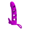 Funda vibradora para pene Pretty Love en silicona magenta, con bala vibradora extraíble y estimulador de clítoris – Athenea Studios Sex Shop – extensor de pene para placer en pareja, disponible en Bogotá y toda Colombia.