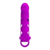 Funda vibradora para pene Pretty Love en silicona magenta, con bala vibradora extraíble y estimulador de clítoris – Athenea Studios Sex Shop – extensor de pene para placer en pareja, disponible en Bogotá y toda Colombia.