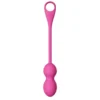 Huevo vibrador Elvira App color rosa en silicona líquida, 12 funciones y control a distancia – Athenea Studios Sex Shop – para entrenamiento Kegel y juego en pareja, disponible en Bogotá, Medellín y toda Colombia.