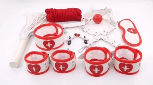Kit de bondage temático de enfermera con 9 piezas, incluye esposas de cuerina suave y antifaz – Athenea Studios Sex Shop – set de BDSM para roleplay y principiantes, disponible en Bogotá, Medellín y toda Colombia
