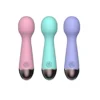 Mini vibrador wand Miki en silicona con doble motor y 10 modos de vibración – Athenea Studios Sex Shop – juguete sumergible y recargable para clítoris, disponible en varios colores para envío a toda Colombia.