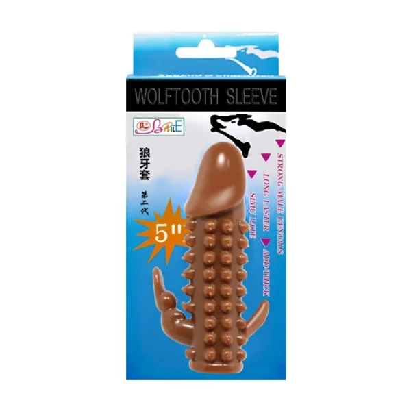 Funda extensora de pene realista color moreno con testículos y estimulador de clítoris – Athenea Studios Sex Shop – juguete para aumentar largo y grosor con textura venosa, disponible en Cali, medellin, pereira, Bogotá y toda Colombia