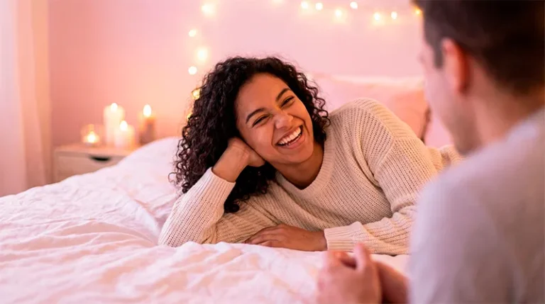 una pareja de colombianos en su habitacion platicando sobre juguetes sexuales